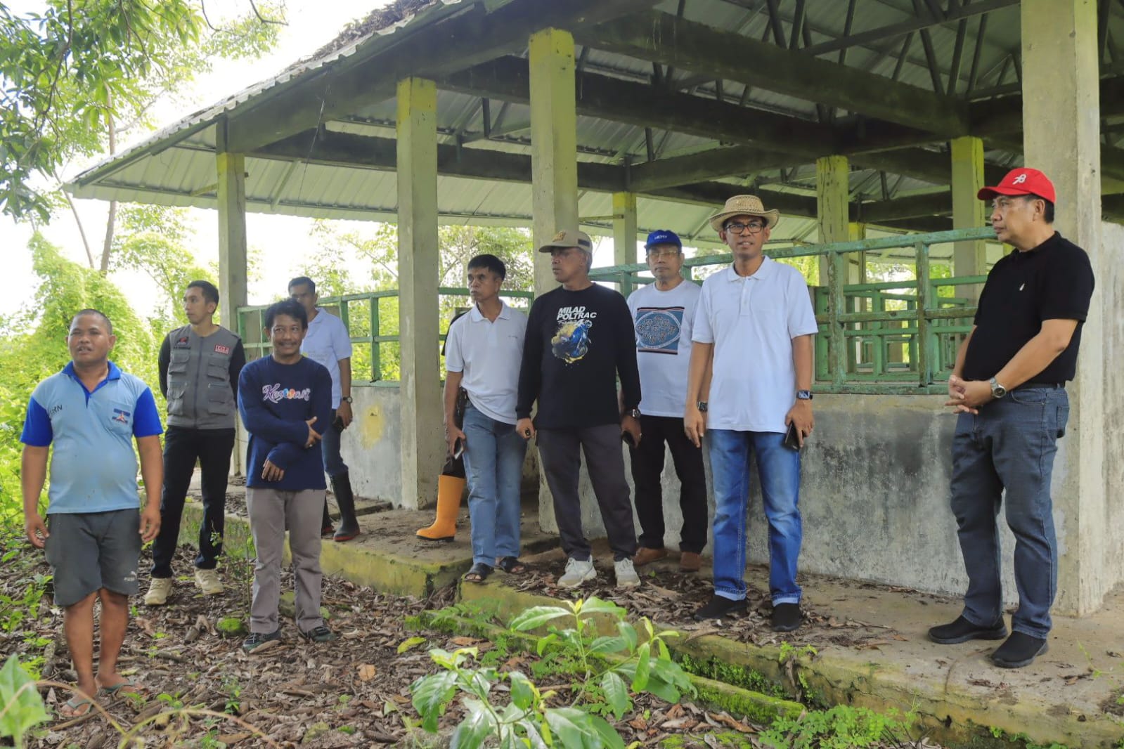 PUSKESWAN -- Pj Bupati Takalar, Setiawan Aswad (dua dari kanan) ketika mengunjungi Puskeswan yang ada di Desa Pa'rappunganta, Kecamatan Polongbangkeng Utara.