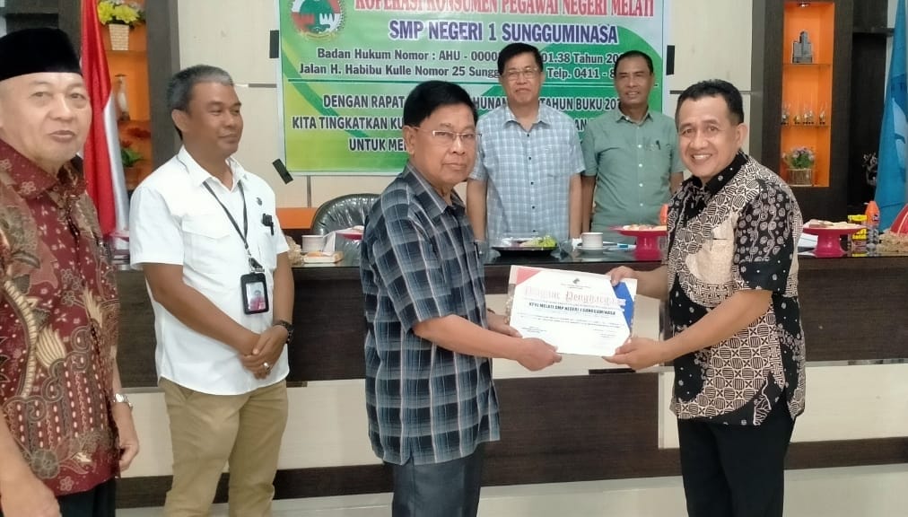 IST RAT -- Suasana RAT KPRI Melati SMPN 1 Sungguminasa diwarnai penyerahan piagam penghargaan kepada pengurus koperasi dari Ketua Dekopindo Gowa, Abbas Alauddin. 