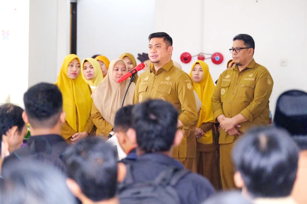 IST RESMIKAN -- Bupati Gowa, Adnan Purichta Ichsan saat meresmikan gedung baru Dinas Pendidikan Kabupaten Gowa. 
