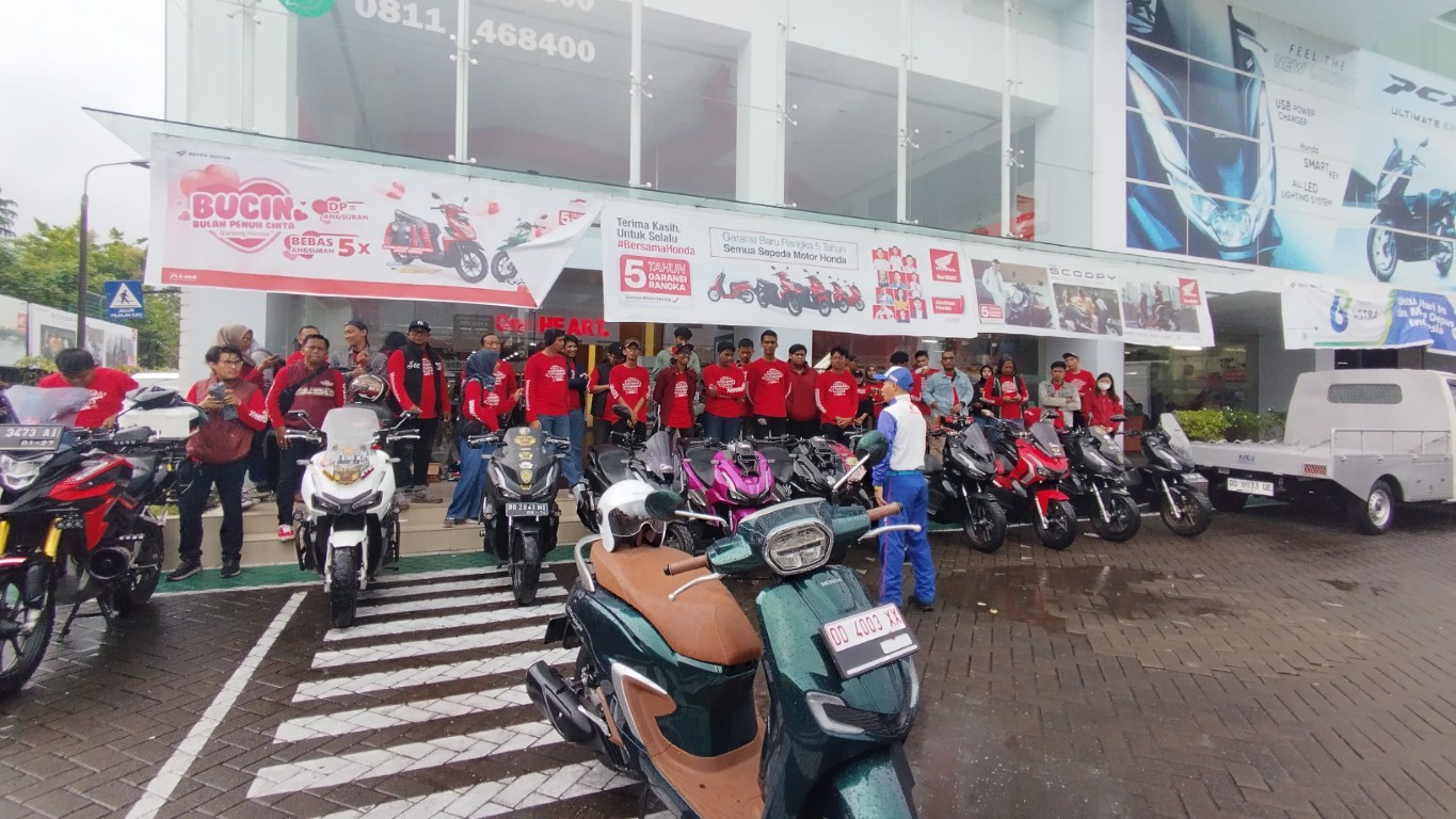 ROLLING AKBAR -- Para peserta Rolling Akbar Honda yang merupakan pengguna motor premium metik Honda sedang melakukan persiapan start di tengah guyuran hujan dari depan kantor Asmo Sulsel di Jalan Sultan Alauddin Makassar