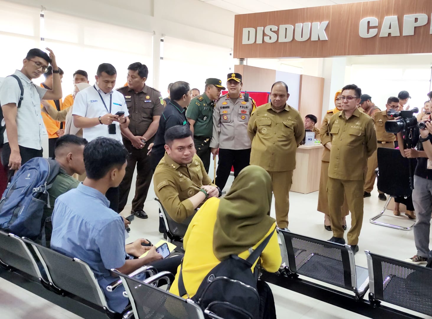 BKM/SAR SAPA -- Bupati Gowa Adnan Purichta Ichsan menyapa warga yang datang mengurus keperluan administrasi kependudukannya di loket Disdukcapil saat launching MPP Gowa. 