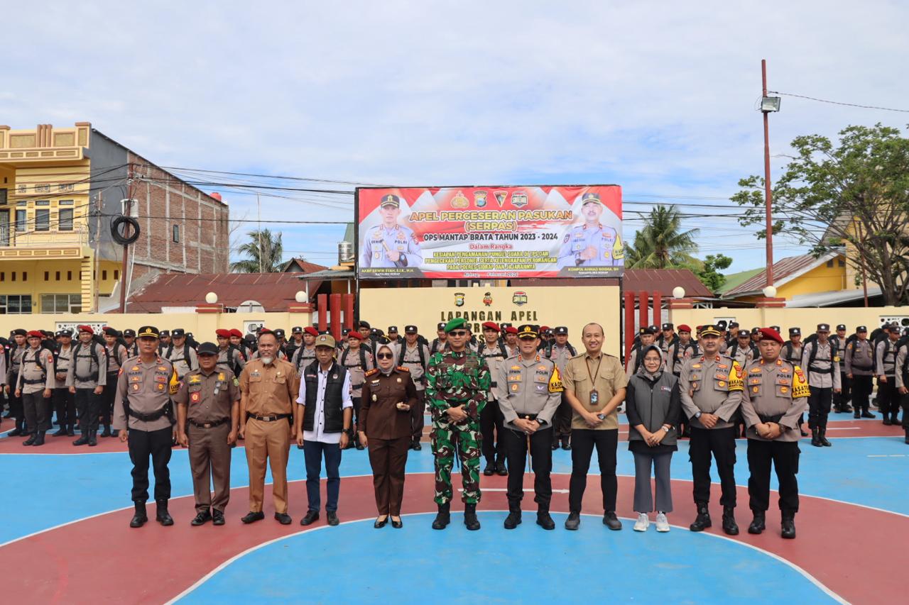 APEL PASUKAN -- Kapolres Sidrap AKBP Erwin Syah foto bersama usai memimpin apel pergeseran pasukan persiapan PAM TPS dan pengecekan kelengkapan perorangan, Senin (12/2). 