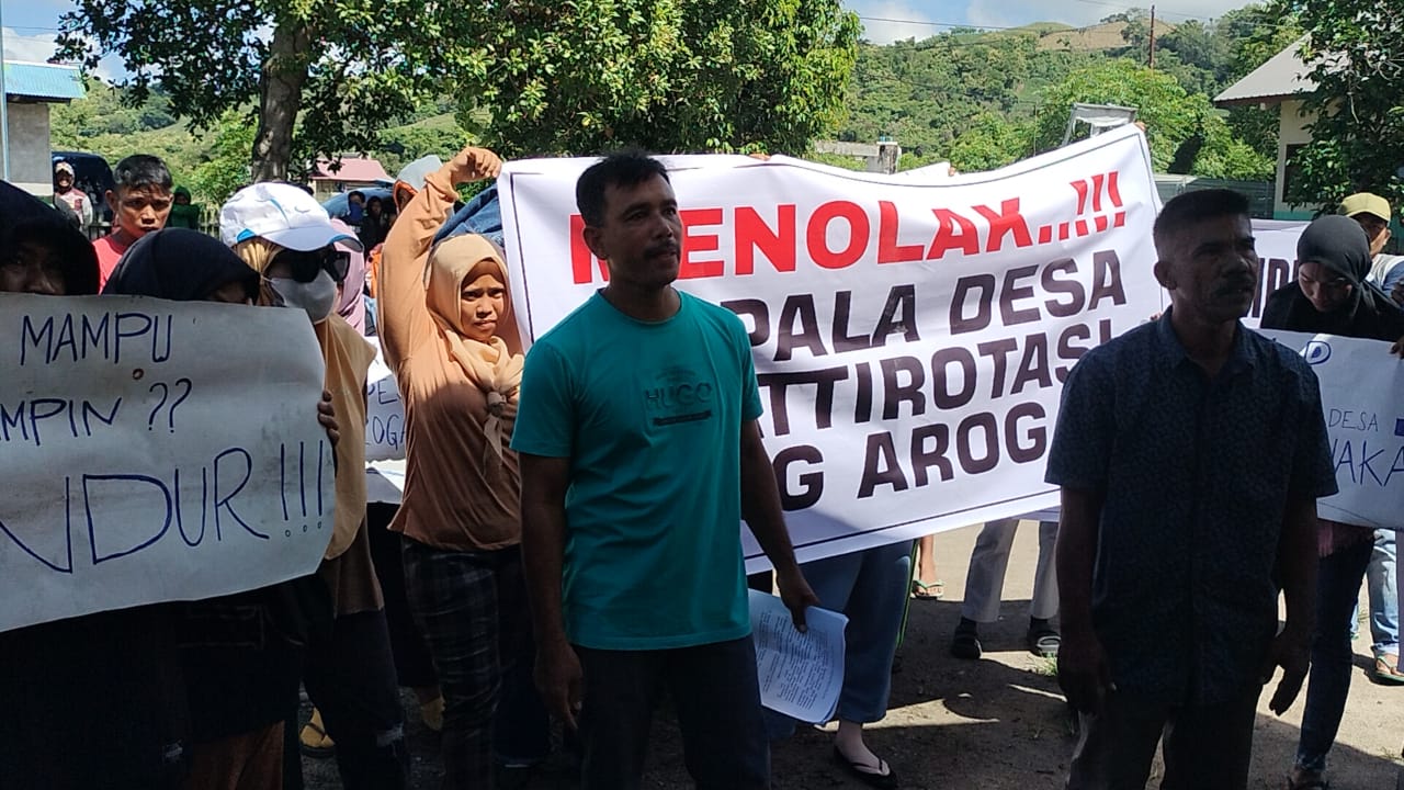 UNJUK RASA -- Puluhan warga mendatangi dan berunjukrasa didepan Kantor Desa Mattirotasi, Kecamatan Watang Pulu, Kabupaten Sidrap, Rabu (28/2). Mereka menggelar aksi tersebut buntut dari pemecatan lima staf desa Mattirotasi diduga gegara beda pilihan Caleg pada pemilu serentak 2024.