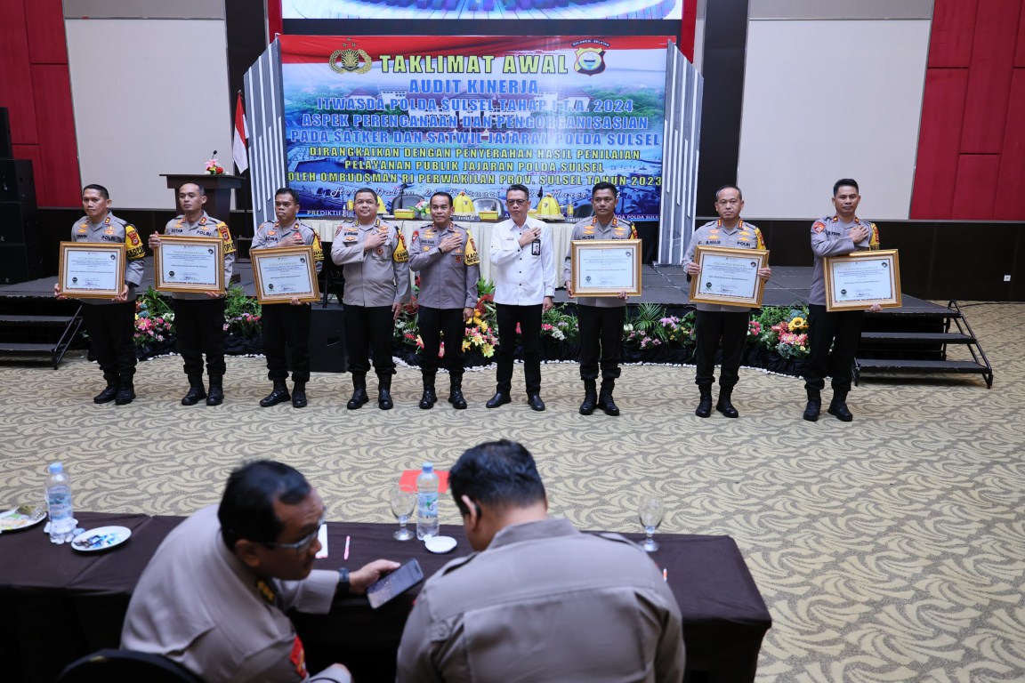 PENGHARGAAN -- Kapolres Sidrap AKBP Erwin Syah menerima piagam penghargaan hasil penilaian pelayanan publik jajaran Polda Sulsel oleh Ombudsman RI Perwakilan Sulsel di Ballroom Dalton Hotel Makassar,  Senin (26/2).