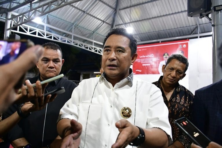 HADIR -- Pj Gubernur Sulsel Bahtiar saat memberikan keterangan pers di Rujab Bupati didampingi Pj Bupati Sinjai TR Fahsul Falah belum lama ini lalu. Senin mendatang Bahtiar dijadwalkan hadir pada HUT Kabupaten Sinjai. 