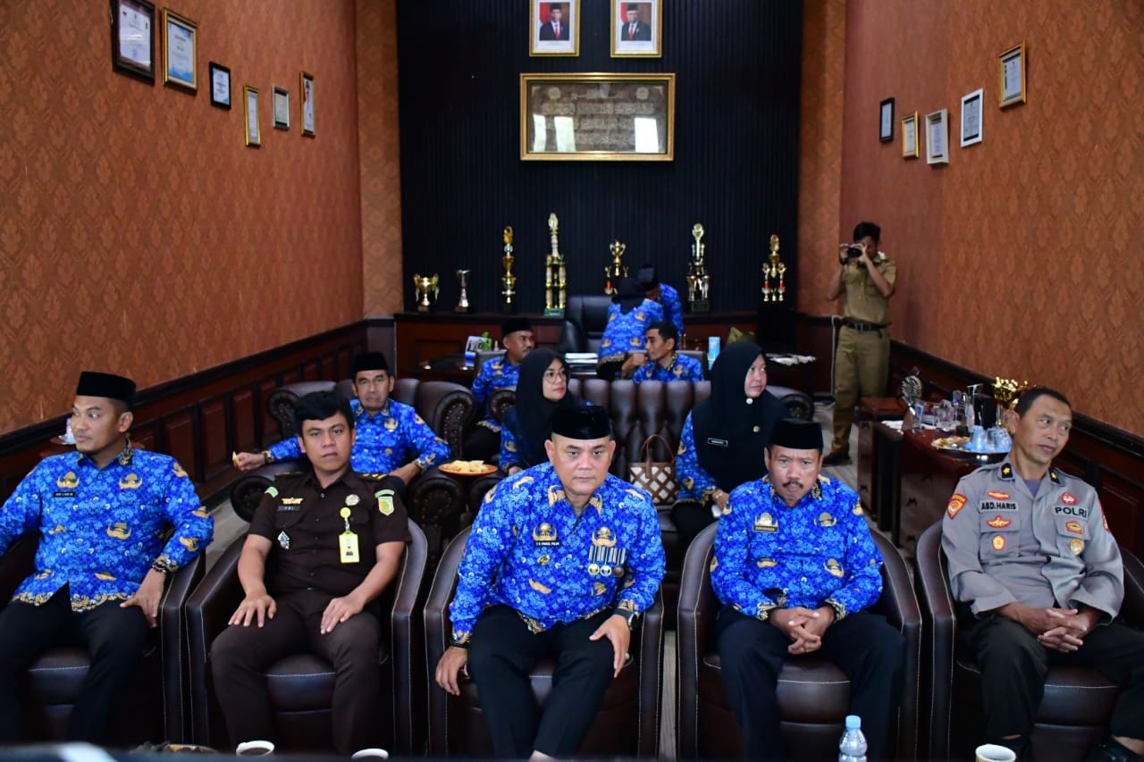 RAKOR -- Pj Bupati Sinjai, TR Fahsul Falah beserta jajaran saat mengikuti Rakor pengendalian inflasi dengan Kemendagri secara daring dari ruang kerja Bupati, Senin (19/2).