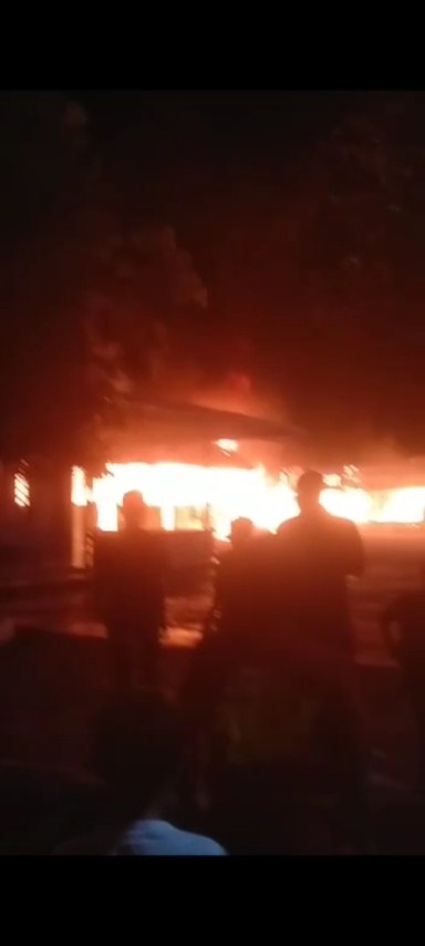 KEBAKARAN -- Musibah kebaran menimpa SD Islam Terpadu Thoriqul Jannah di Kelurahan Bongki, Kecamatan Sinjai Utara, Kabupaten Sinjai, Sabtu (3/2) malam. Tak ada korban jiwa dalam persitiwa ini namun kerugian ditaksir mencapai ratusan juta rupiah. Sedikitnya ada delapan gedung sudah hangus terbakar. 