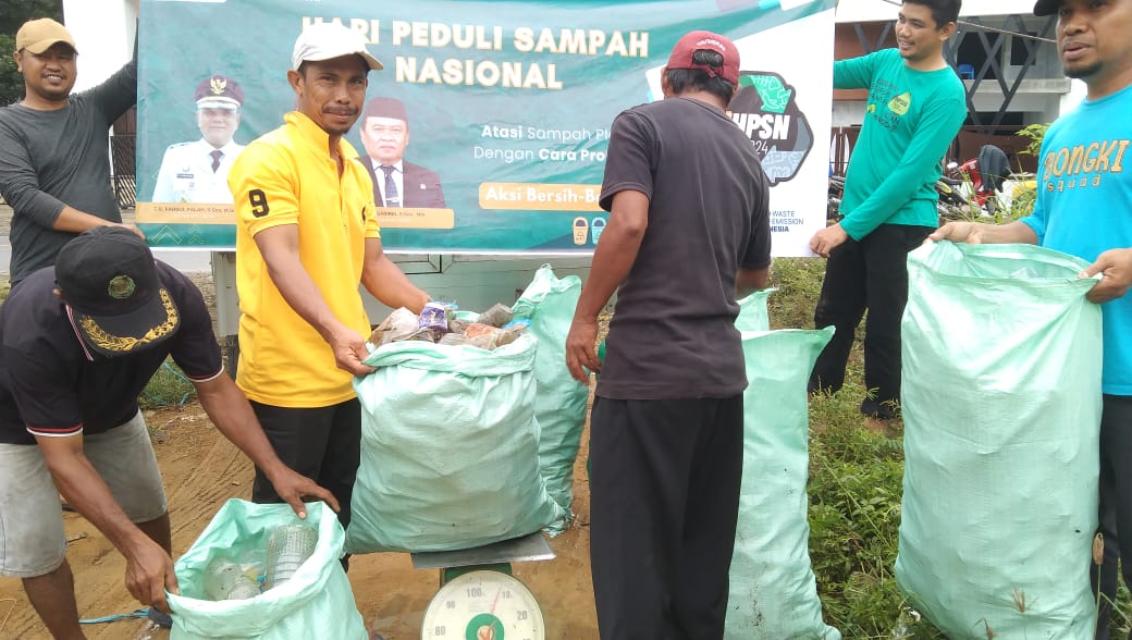 BERSIHKAN KANAL -- Satuan Tugas (Satgas) Kebersihan di Dinas Lingkungan Hidup dan Kehutanan (DLHK) Sinjai bersama warga saat melakukan pembersihan kanal di wilayah Kota Sinjai.