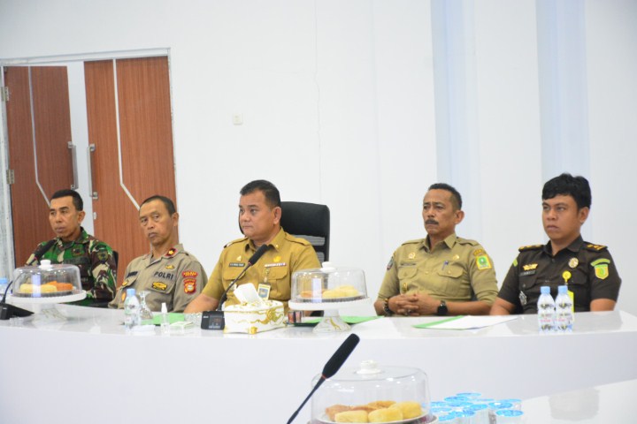 RAKOR -- Pj Bupati Sinjai didampingi Sekkab saat Rakor secara daring dengan Mendagri terkait pengendalian inflasi di Ruang Command Centere Sinjai