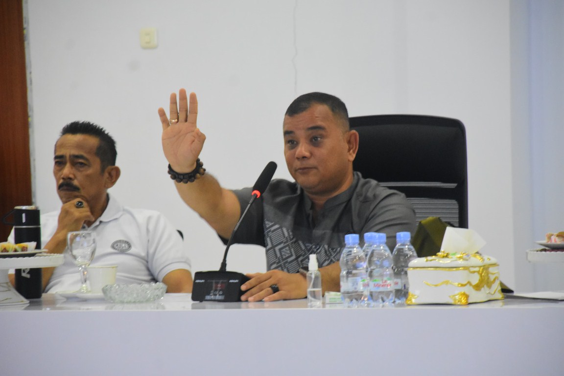 RAPAT -- Pj Bupati Sinjai TR Fahsul Falah memimpin rapat pemantapan persiapan dalam menyambut HJS ke-460 yang akan diperingati pada 27 Februari 2024 mendatang di Ruang Command Center Rujab Bupati Sinjai, Jumat (23/2). 