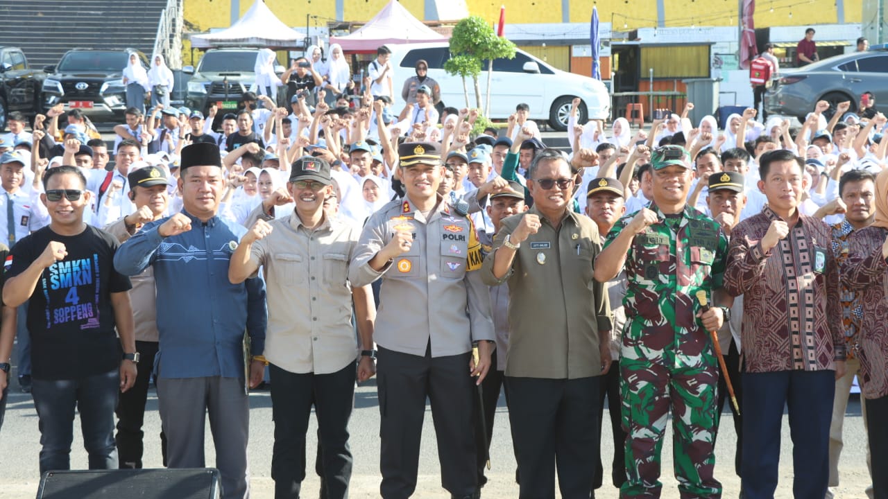 DEKLARASI -- Kapolres Soppeng AKBP H Muhammad Yusuf Usman menghadiri deklarasi Pemilu damai 2024 Putih Abu Abu di Anjungan Mangkawani, Jumat (2/2). 