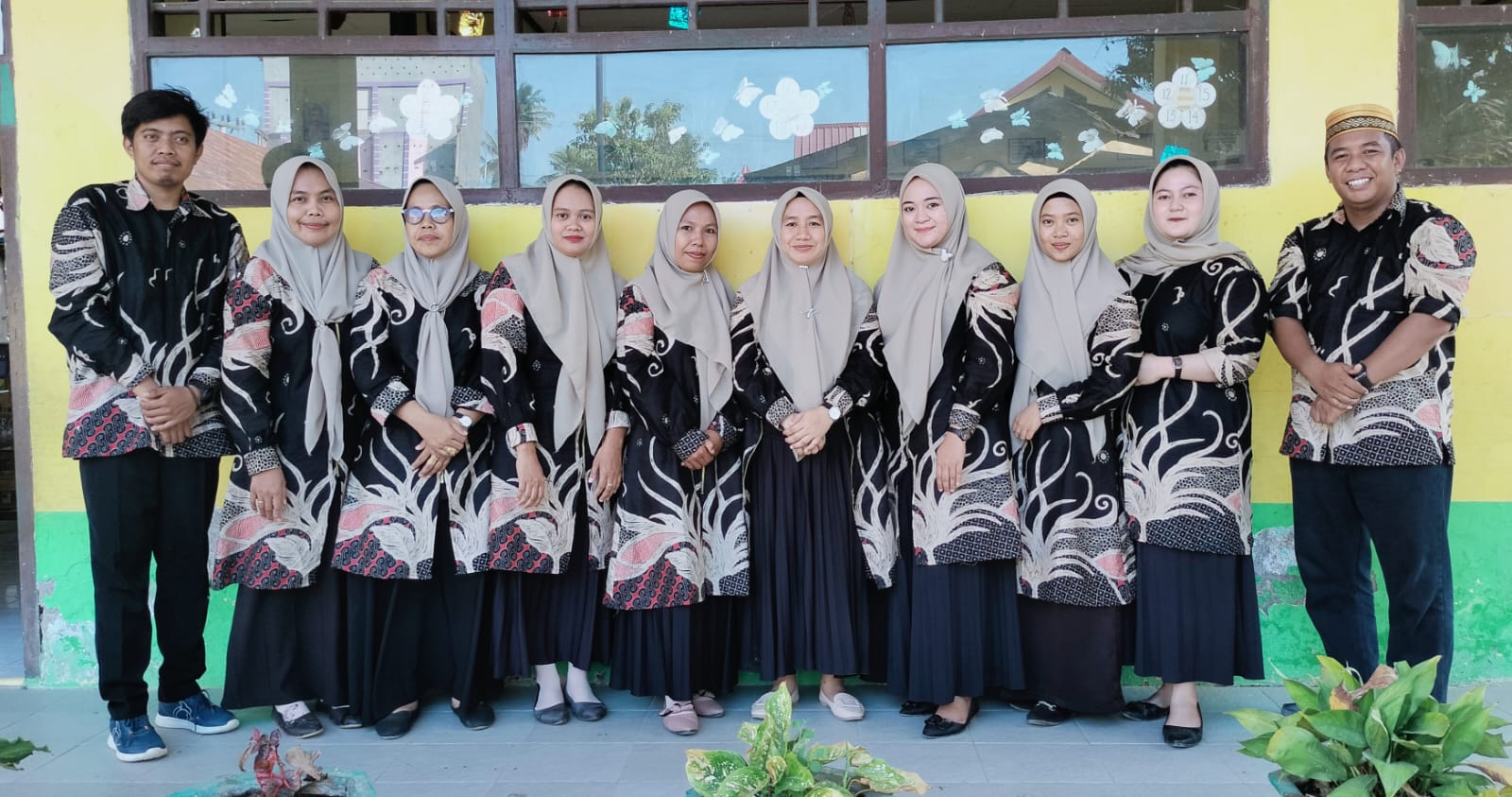 INOVASI -- Tenaga pengajar UPTD SPF SDN 57 Kaca foto bersama usai melakukan inovasi dalam menciptakan keberhasilan dalam pendidikan yang diemban di Kecamatan Marioriawa Kabupaten Soppeng.