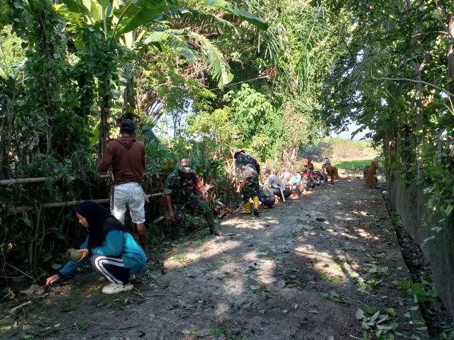 KARYA BAKTI -- Personel TNI dari Koramil 04/Liliriaja Kodim 1423/Soppeng Korem 141/Toddopuli Kodam XIV/Hsn bersama masyarakat melaksanakan kegiatan Karya Bakti pembersihan selokan di Lacokkong Lingkungan Sanrangeng Kelurahan Galung Kecamatan Liliriaja Kabupaten Soppeng, Selasa (20/2).