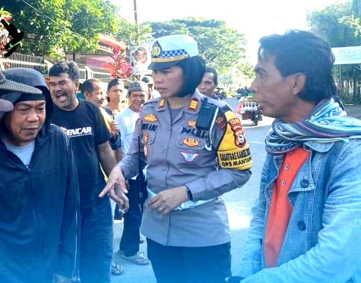 IST SOSIALISASI -- Kasat Lantas Polres Gowa, AKP Ida Ayu memberikan sosialisasi kelengkapan kendaraan kepada para daeng bentor di kawasan Sungguminasa.