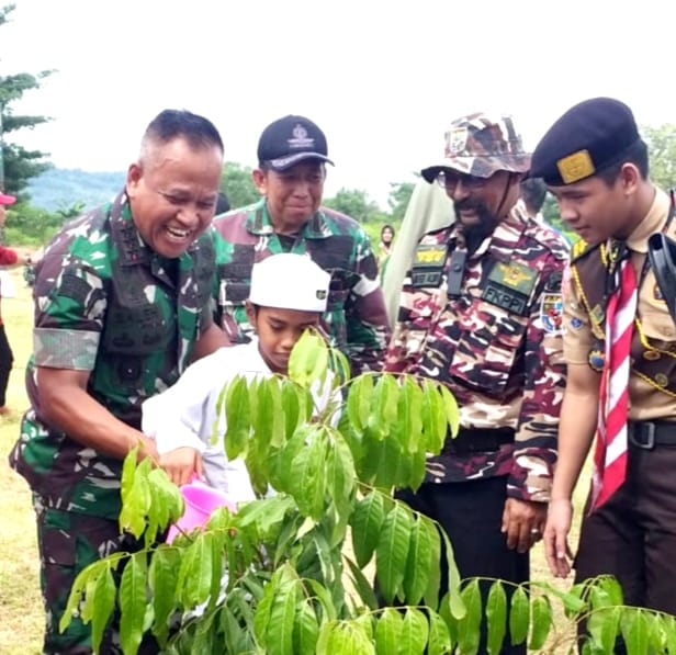 BKM/SAR TANAM -- Pangkostrad, Letjen TNI Muhammad Saleh Mustafa, menanam pohon di Lanna, Gowa, dan mengajak seorang anak untuk menyiramkan air. 