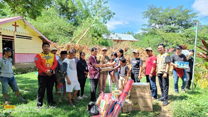 BANTUAN -- Wabup Tana Toraja Zadrak Tombeg bersama Kadis Sosial Pemkab Tator Adriana Saleng menyerahkan bantuan tanggap darurat korban longsor di Minanga, Jumat (2/2).