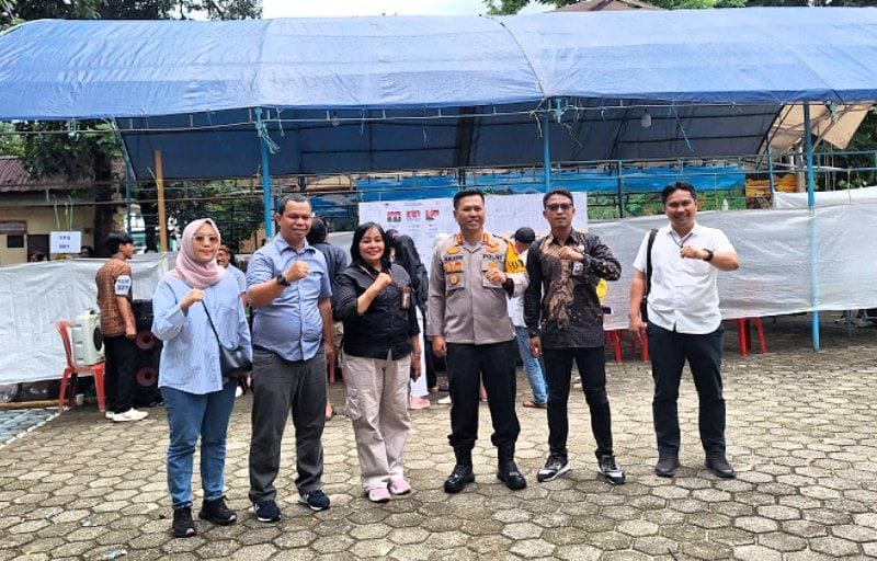 PANTAU -- Kapolres Tana Toraja,  AKBP Malpa Malacoppo memantau proses perhitungan suara di beberapa TPS, Rabu (14/2) malam. Kapolres Malpa juga mengontrol Kantor Bawaslu dan KPU guna memastikan situasi Kamtibmas aman dan tertib.