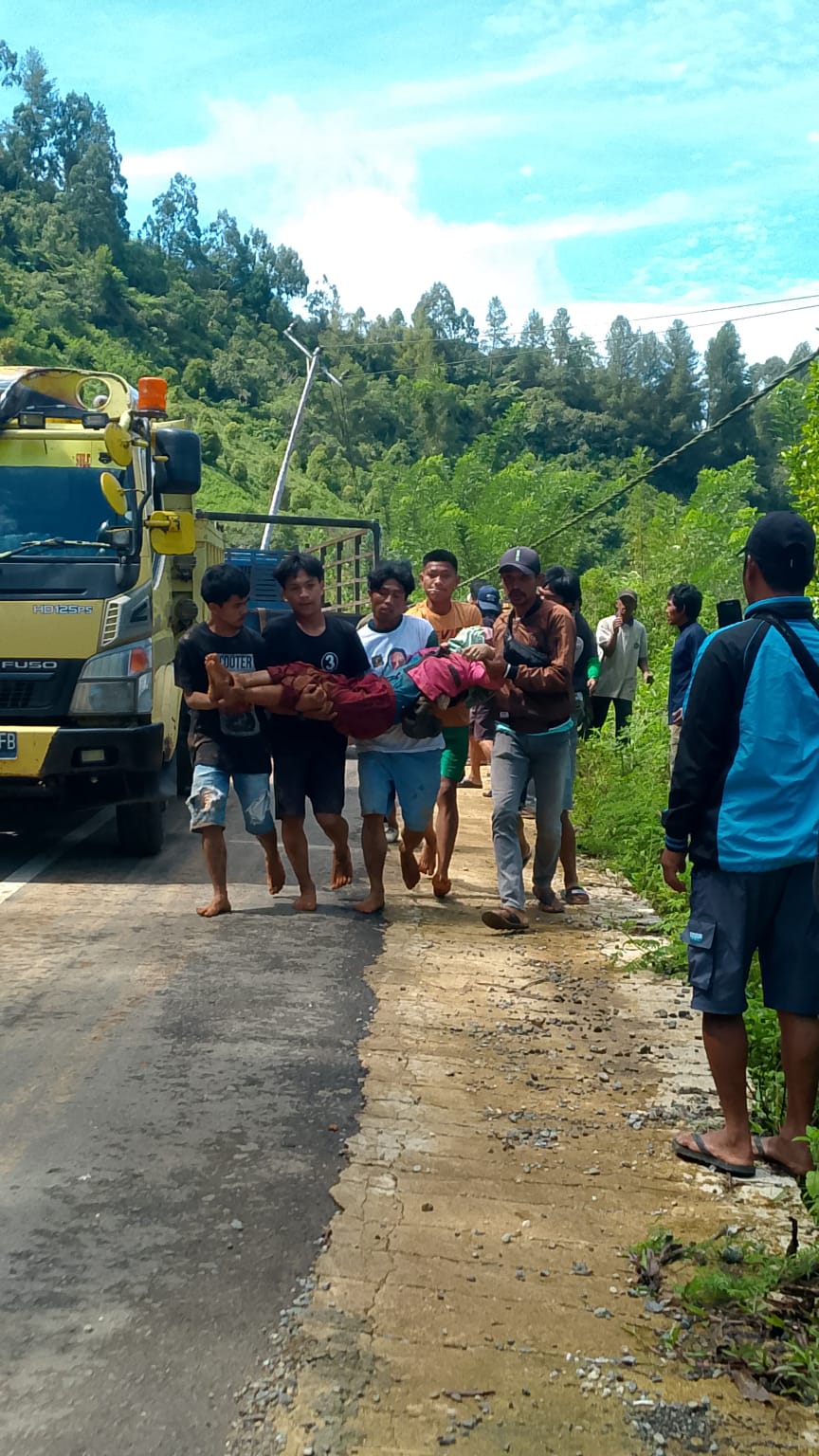 RUJUK -- Dua orang korban longsor di Desa Bonglo, Kecamatan Bastem Utara Luwu, Seni (34) dan Wahab Busa (19) dirujuk ke RS Elim Rantepao, Senin (26/2).  