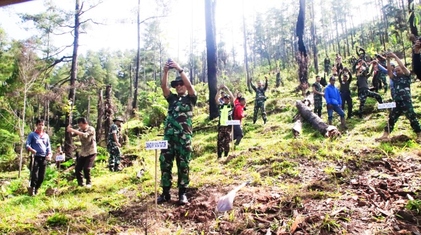 TANAM POHON -- Kodim 1414/Tator kerjasama Pramuka Saka Wira Kartika melakukan penanamanan pohon di To' Ampalla, Lembang Tandung, Kecamatan Nanggala, Toraja Utara, Sabtu (3/2). 