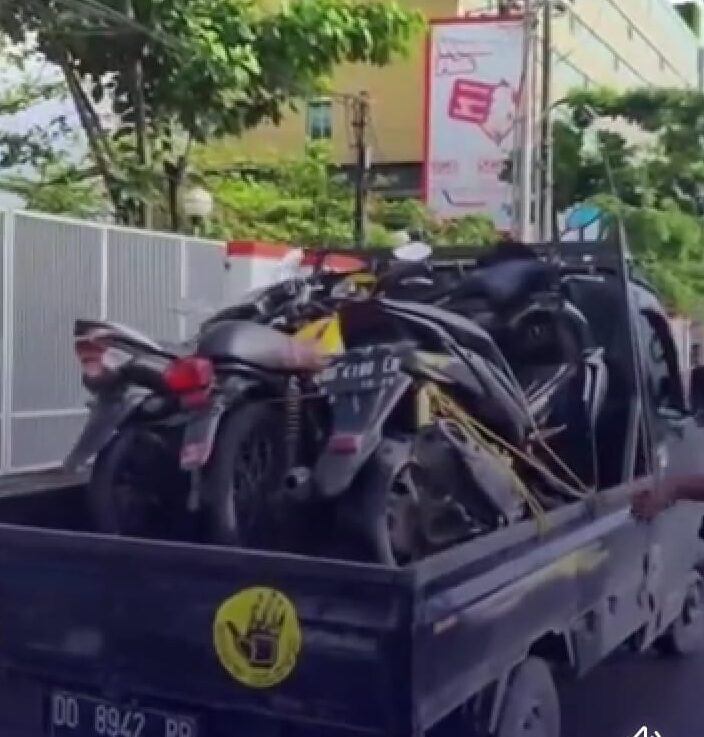 TERJARING -- Sejumlah kendaraan roda dua yang melakukan pelanggaran dan terjaring operasi, diangkut menggunakan mobil untuk selanjutnya dibawa ke Mapolrestabes Makassar untuk diamankan.