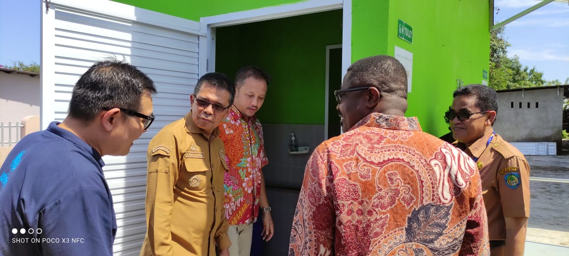 BKM/SAR TINJAU -- Perwakilan Deputi Representatif Unicef Indonesia, Jean Nsonjiba Lokenga bersama Pj Sekkab Gowa, Abdul Karim Dania, meninjau sarana air bersih dan sanitasi Puskesmas Moncobalang hasil program WASHFIt. 