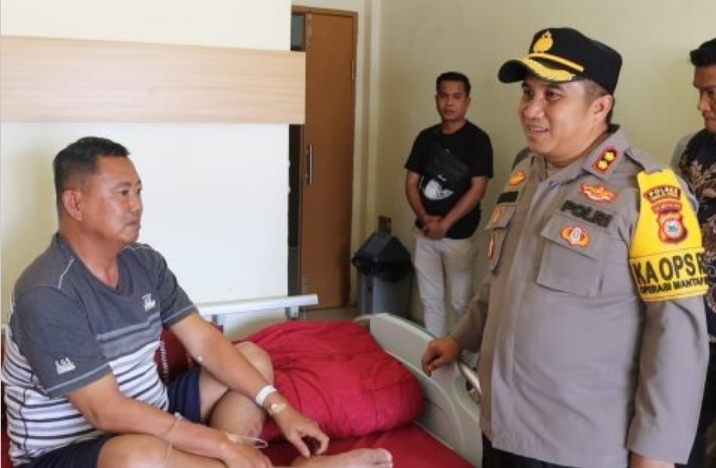 BESUK  -- Kapolres Toraja Utara AKBP Zulanda saat membesuk Kasat Lantas Polres Torut yang tengah menjalani perawatan medis di RS usai kelealahan sebagai perwira pengendali PPK selama Pemilu 2024 baru-baru ini.