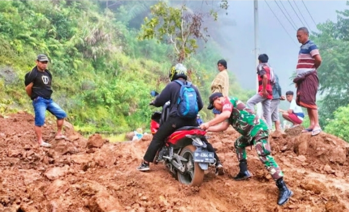 TERTUTUP LONGSOR -- Jalan poros Rantepao-Rindingallo yang menghubungkan empat Kecamatan Kapalapitu, Rindingallo, Awan Rantekarua dan Baruppu tertutup lumpur  gegara badan jalan tertutup material longsor, Sabtu (24/2). 