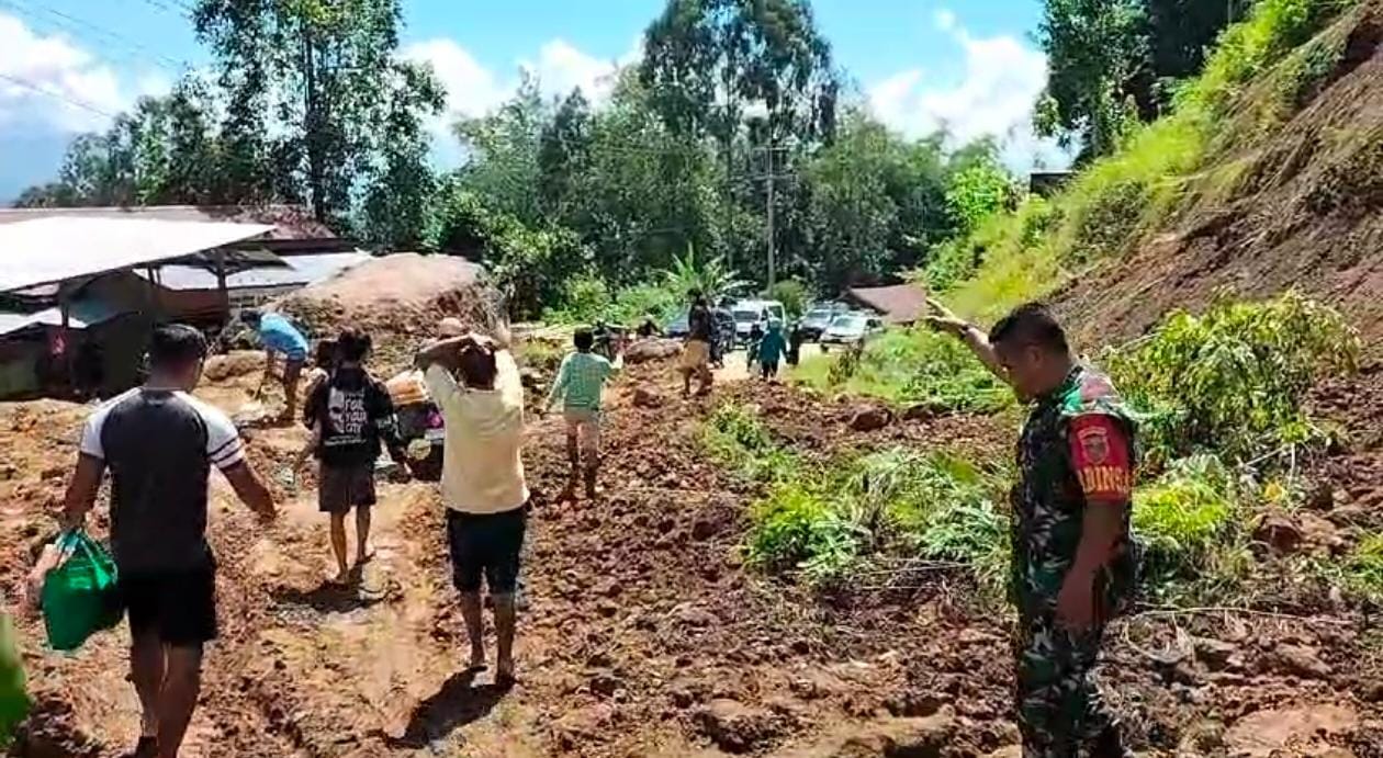 LONGSOR -- Bupati Torut Yohanis Bassang turun ke lokasi longsor saat memantau pembersihan material menutupi badan jalan