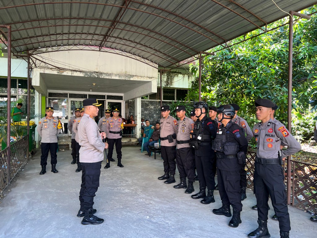 APEL -- Kapolres Wajo AKBP Fathur Rochman memimpin apel pengecekan dan pengamanan Kantor Panitia Pemungutan Kecamatan (PPK) pasca pemungutan suara ulang (PSU) di Kecamatan Tempe, Kabupaten Wajo, Minggu (25/2).