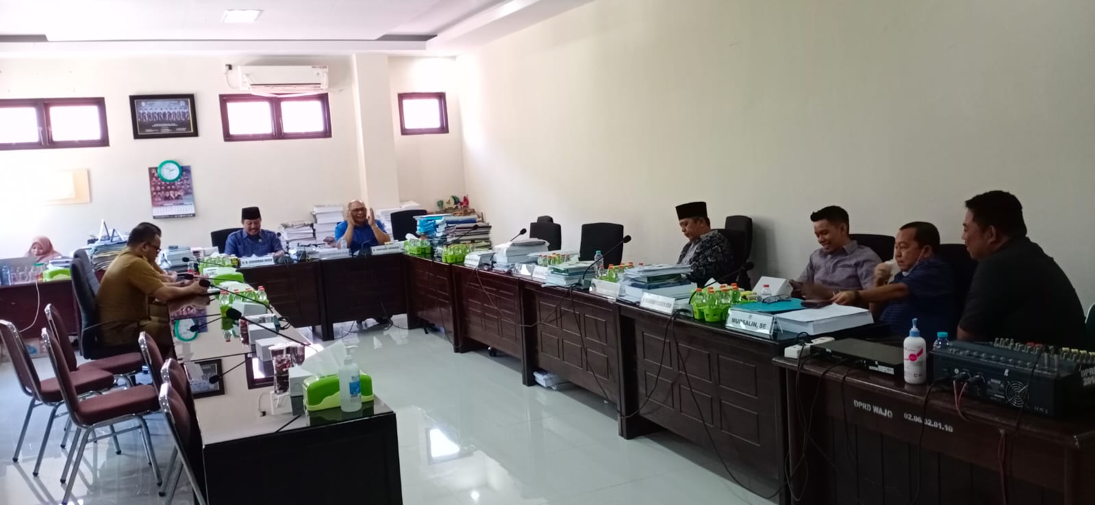 RAPAT -- Komisi II DPRD Kabupaten Wajo menggelar Rapat Dengar Pendapat (RDP) dengan Dinas Perindustrian, Perdagangan, Koperasi dan UMKM Kabupaten Wajo, Selasa (27/2). 