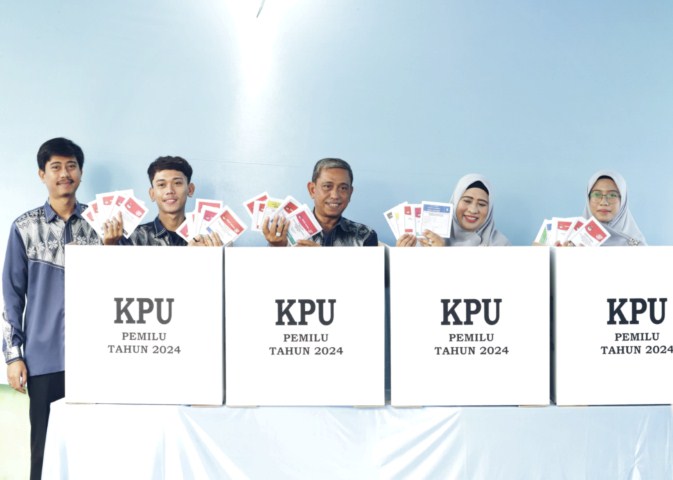 MEMILIH -- Bupati Wajo H Amran Mahmud beserta istri Hj Sitti Maryam dan anggota keluarganya melakukan pecoblosan surat suara di TPS XII Kelurahan Bulupabbulu Kecamatan Tempe Kabupaten Wajo, Rabu (14/2). 