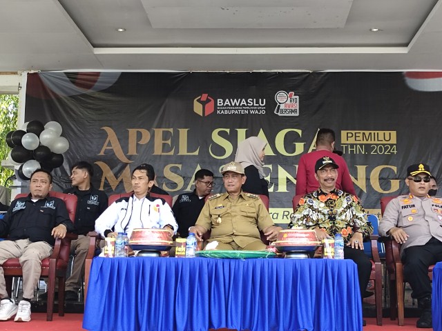 APEL SIAGA -- Bupati Wajo Amran Mahmud mengadiri Apel Siaga Masa Tenang Pemilu 2024 oleh Bawaslu Kabupaten Wajo di Lapangan Merdeka Sengkang, Sabtu (10/2). Apel Siaga dipimpin Ketua Bawaslu Kabupaten Wajo Andi Hasnadi.