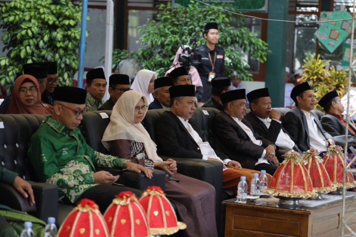 ISRA MI'RAJ -- Ponpes As'adiyah Sengkamg menggelar peringatan Isra Mi'raj Nabi Muhammad SAW 2024 di Kampus III Pondok Pesantren As'adiyah Macanang Kelurahan Macanang Kabupaten Wajo, Minggu  (18/2). Hikmah Isra Mi'raj dibawakan oleh Prof Dr H Kamaluddin Abunawas, M.Ag selaku Dewan Masyayikh Pondok Pesantrean As'adiyah Pusat Sengkang. Tampak Plh Bupati Wajo Armayani hadir. 