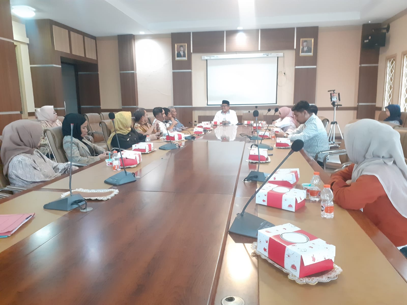 KUNKER -- DPRD Kabupaten Wajo menerima kunjungan kerja DPRD Kota Palopo di Gedung DPRD Wajo, Jumat (23/2). Berdasarkàn informasi yang masuk ke Sekretariat DPRD Wajo menyebutkan bahwa kunjungan ini dimaksudkamn untuk berkonsultasi tèrkait konsep program Agro Solution dalam mendukung ketahanan pangan nasional.