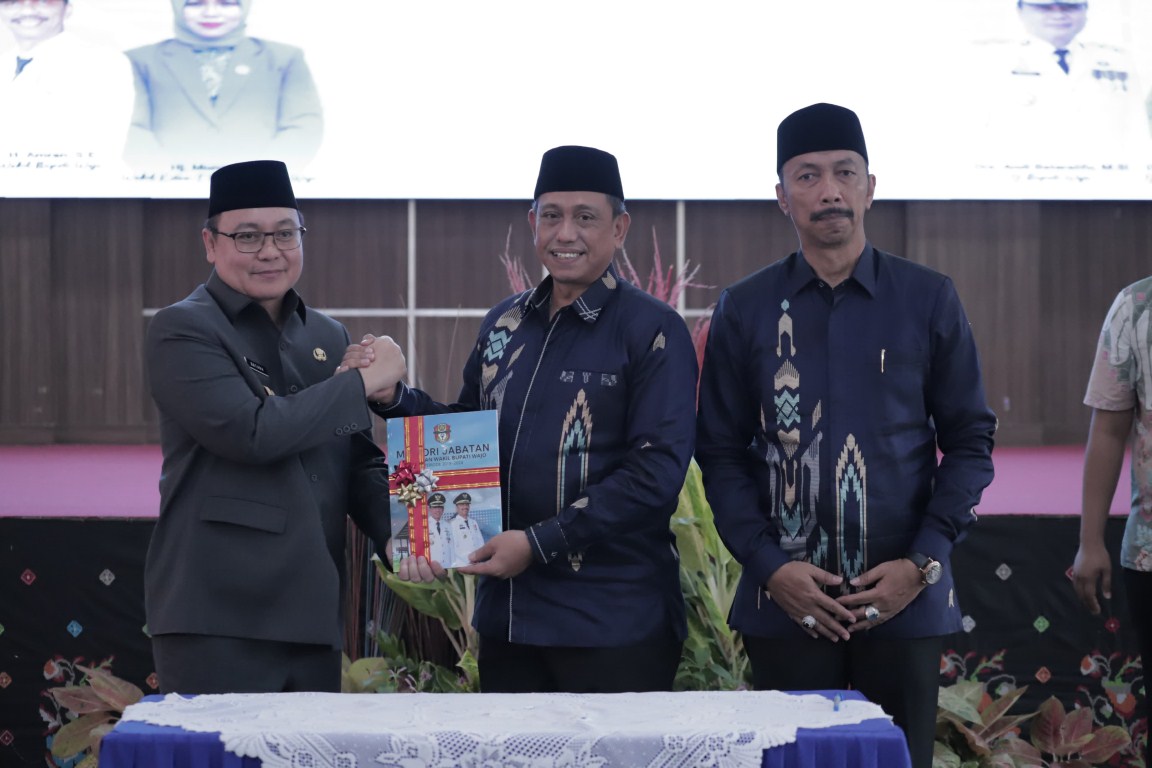 MEMORI -- Bupati dan Wakil Bupati Wajo periode 2019-2024 Amran Mahmud dan Amran menyerahkan memori serah terima jabatan kepada Pj Bupati Wajo, Andi Batarilifu di Ruang Pola Kantor Bupati Wajo, Jumat (23/2).