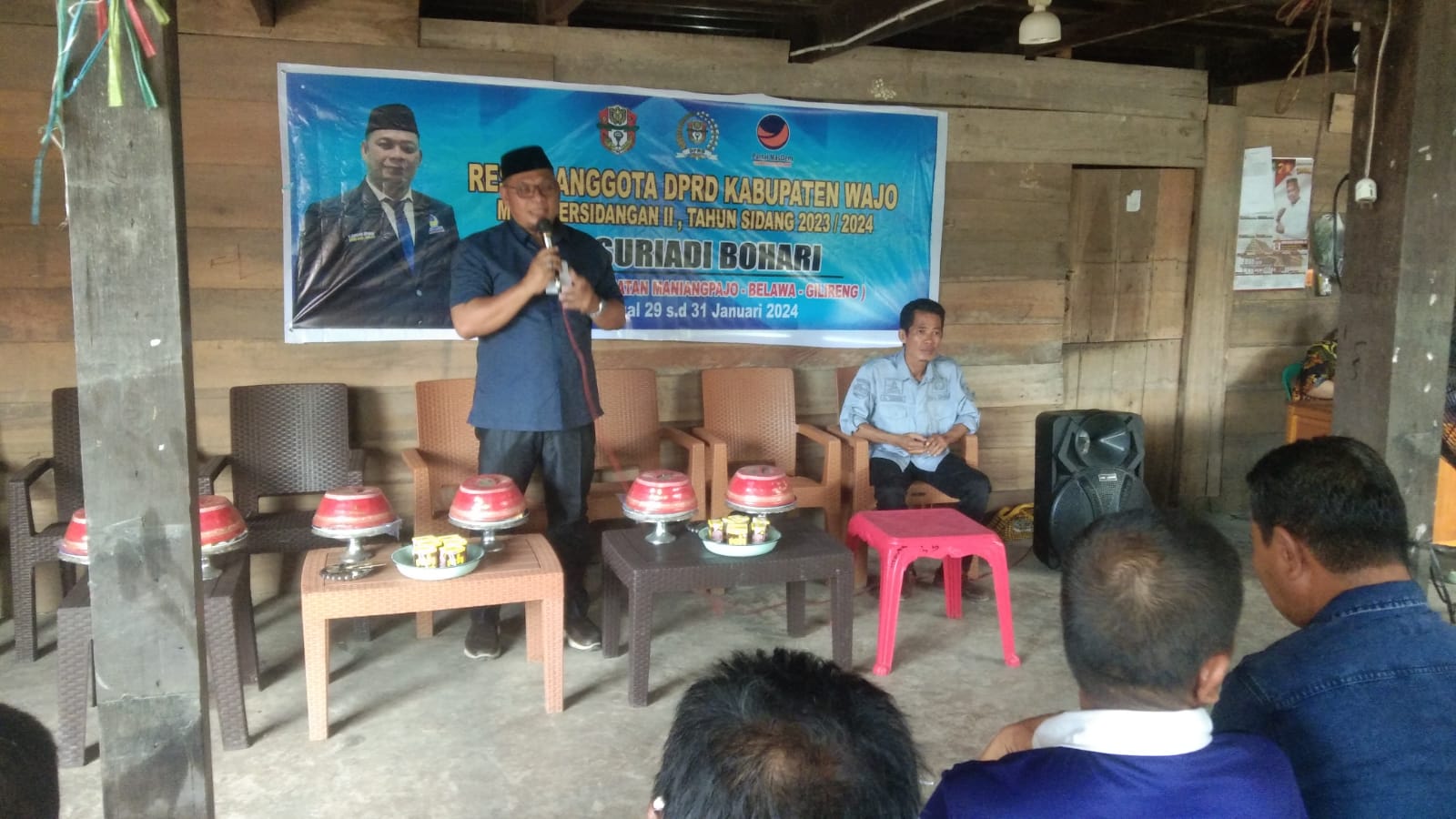 RESES -- Anggota DPRD Kabupaten Wajo, H Suriadi Bohari menggelar reses di Desa Lautang, Kecamatan Belawa, Rabu (31/2). Selama reses, H Suriadi menerima banyak aspirasi dari masyarakat. M