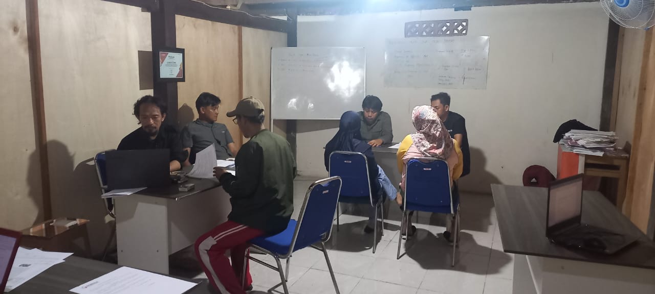 PERIKSA -- Panwaslu Kecamatan Tempe melakukan klarifikasi kepada PPS dan KPPS Kelurahan Lapongkoda, Kecamatan Tempe Kabupaten Wajo terkait posisi kertas C plano Pemilu 2024 ditemukan diluar kotak suara di Sekretariat Panwaslu Kecamatan Tempe, Senin (19/2).