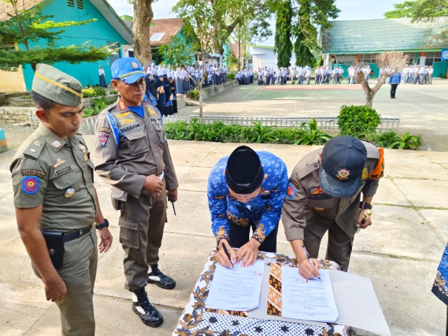 UPACARA-- Kasat Pol PP Damkar dan Penyelamatan Kabupaten  Wajo Andi Manussa memenuhi undangan  SMKN 1 Wajo selaku  pembina  upacara  Hari Kesadaran Nasional di Halaman Upacara SMKN 1 Wajo, Senin (19/2). 