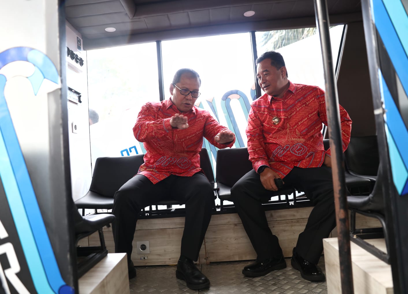 ist PUJI--Pj Gubernur Sulsel Bahtiar Baharuddin bersama Wali Kota Makassar Moh Ramdhan Pomanto mencoba mobil Co'mo yang menggunakan bahan bakar listrik.Bahtiar memuji Danny sapaan akrab wali kota sebagai wali kota panutan atau role model di Indonesia saat menghadiri  Rapat Koordinasi Khusus (Rakorsus) Kota Makassar TA 2024 di Hotel Four Point by Sheraton, Senin (26/2).