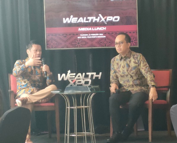 WEALTH XPO -- Chief of Network & Digital Banking CIMB Niaga Budiman Tanjung (kiri) didampingi Head of Region Indonesia Timur & Bali Nusra CIMB Niaga, Ahmad S Ilham, menjelaskan mengenai event Wealth Xpo yang diperuntukkan nasabah Preferred dan Prioritas yang ada di Kota Makassar.