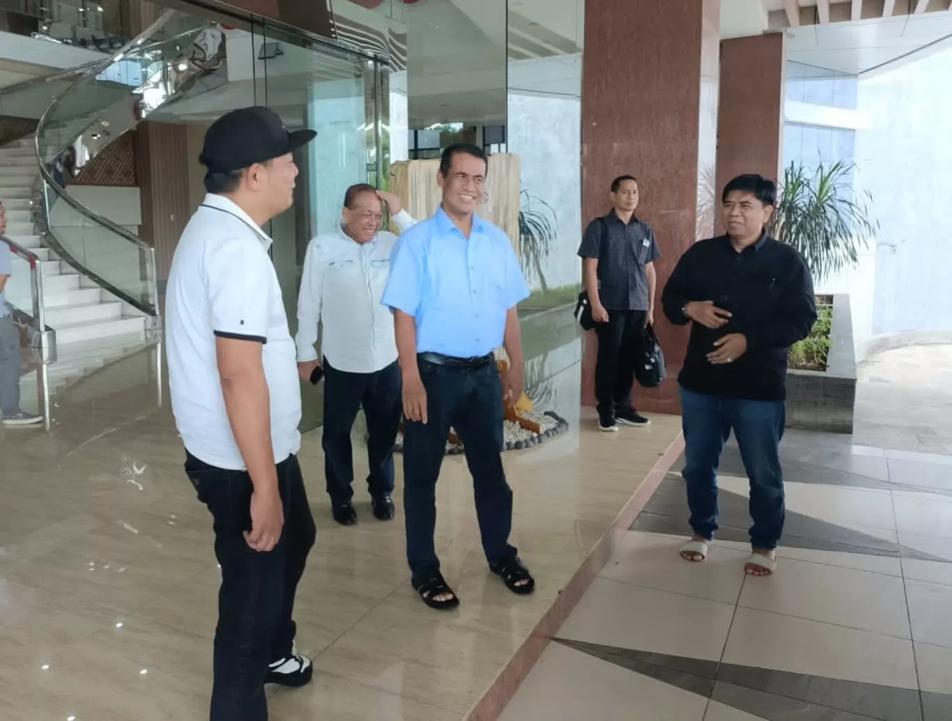 IST MENEMUI--Ketua DPW Nasdem Sulsel Rusdi Masse yang juga wakil ketua Komisi IV DPR RI menemui Andi Amran Sulaiman yang tak lain adalah Menteri Pertanian RI di ASS Building Makassar, Sabtu (30/3) 