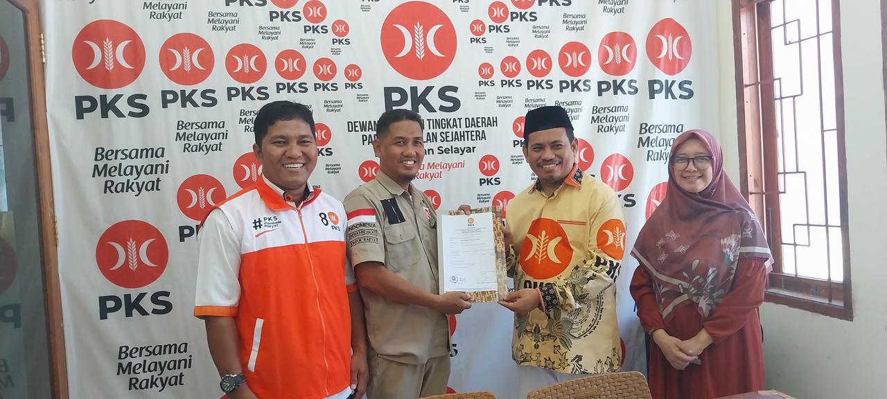 IST MENDAFTAR--Mantan legislator PKS DPRD Sulsel Ariady Arsal mendaftar sebagai bakal calon bupati di Kantor DPD PKS Selayar Minggu (31/43) 