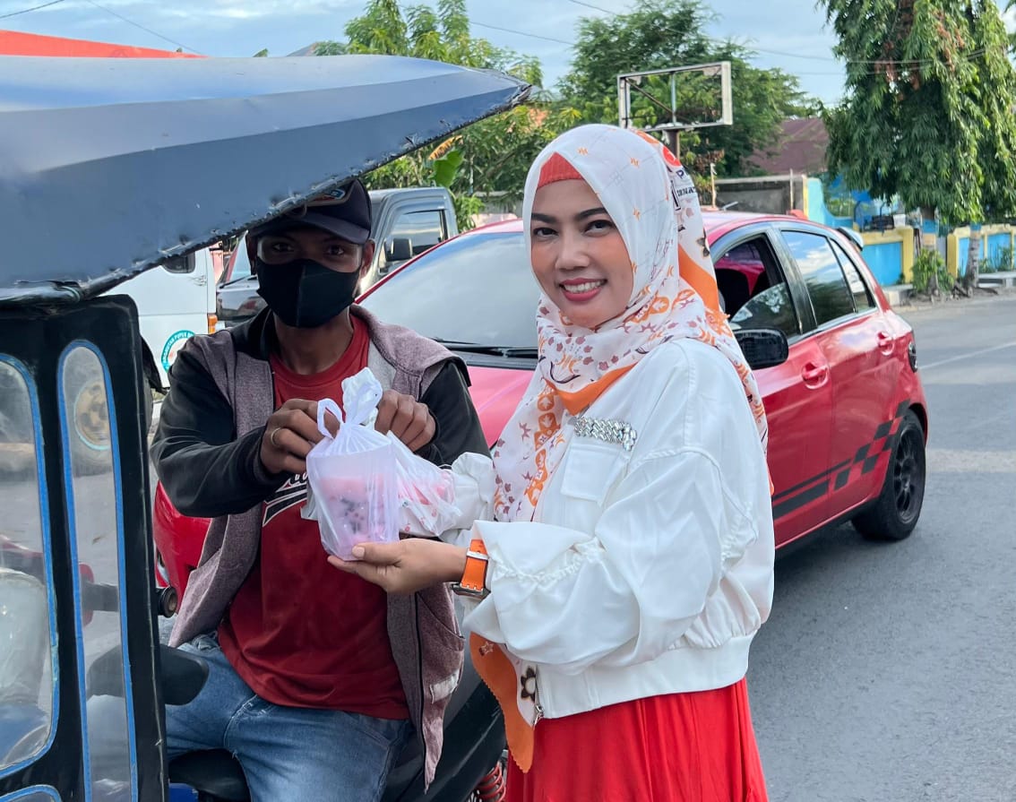 IST MEMBAGIKAN--Ketua Fraksi PKS DPRD Sulsel Isnayani membagikan takjil kepada warga yang melintas di jalan   