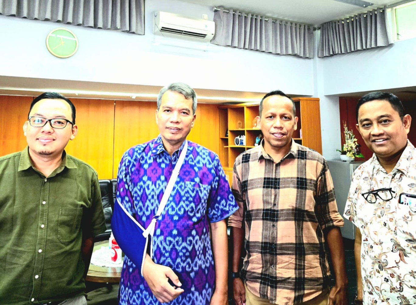 Dirut PT Kima, Alif Abadi (batik biru), Sekper Fadhil Arpin (kiri), Pengawas Imran Yamin (kanan) serta Wadir BKM Muh. Arsan Fitri di ruang Dirut PT Kima, Rabu (20/3/2024). 