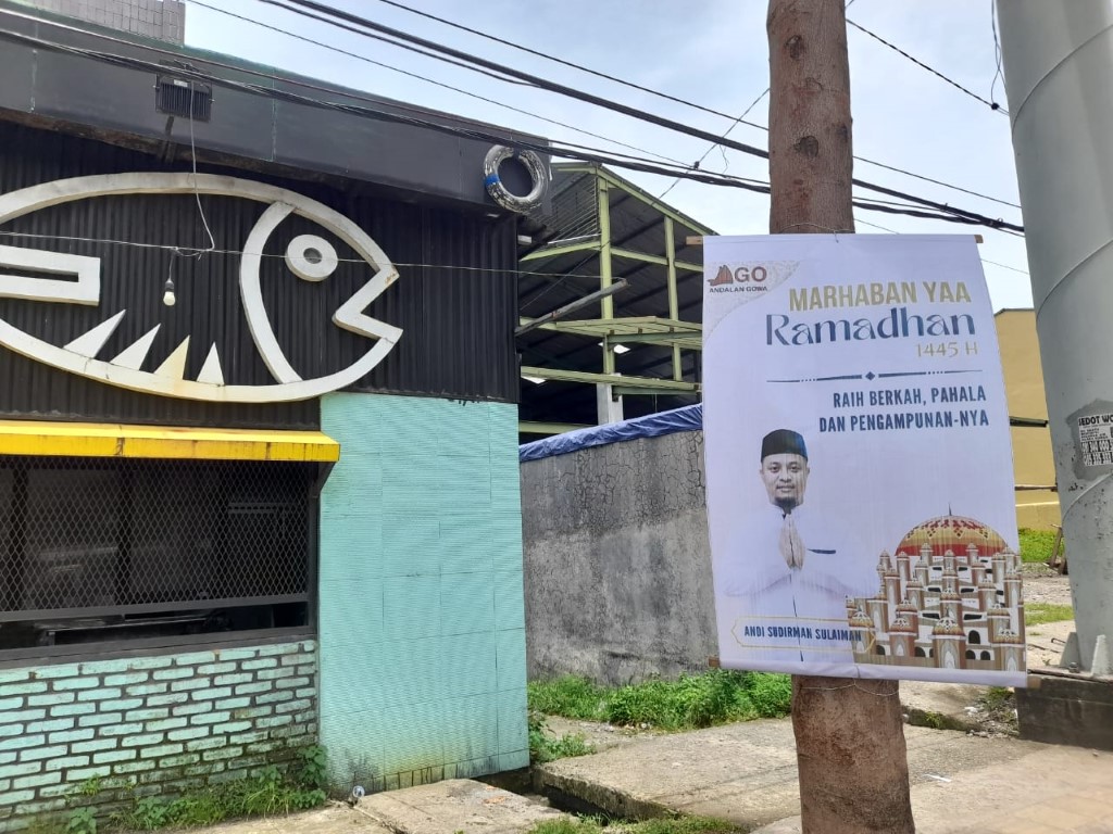 IST UCAPAN SELAMAT--Baliho ucapan selaman ramadhan milik Andi Sudirman Sulaiman yang terpasang di Sungguminasa Kabupaten Gowa Selasa (12/3)