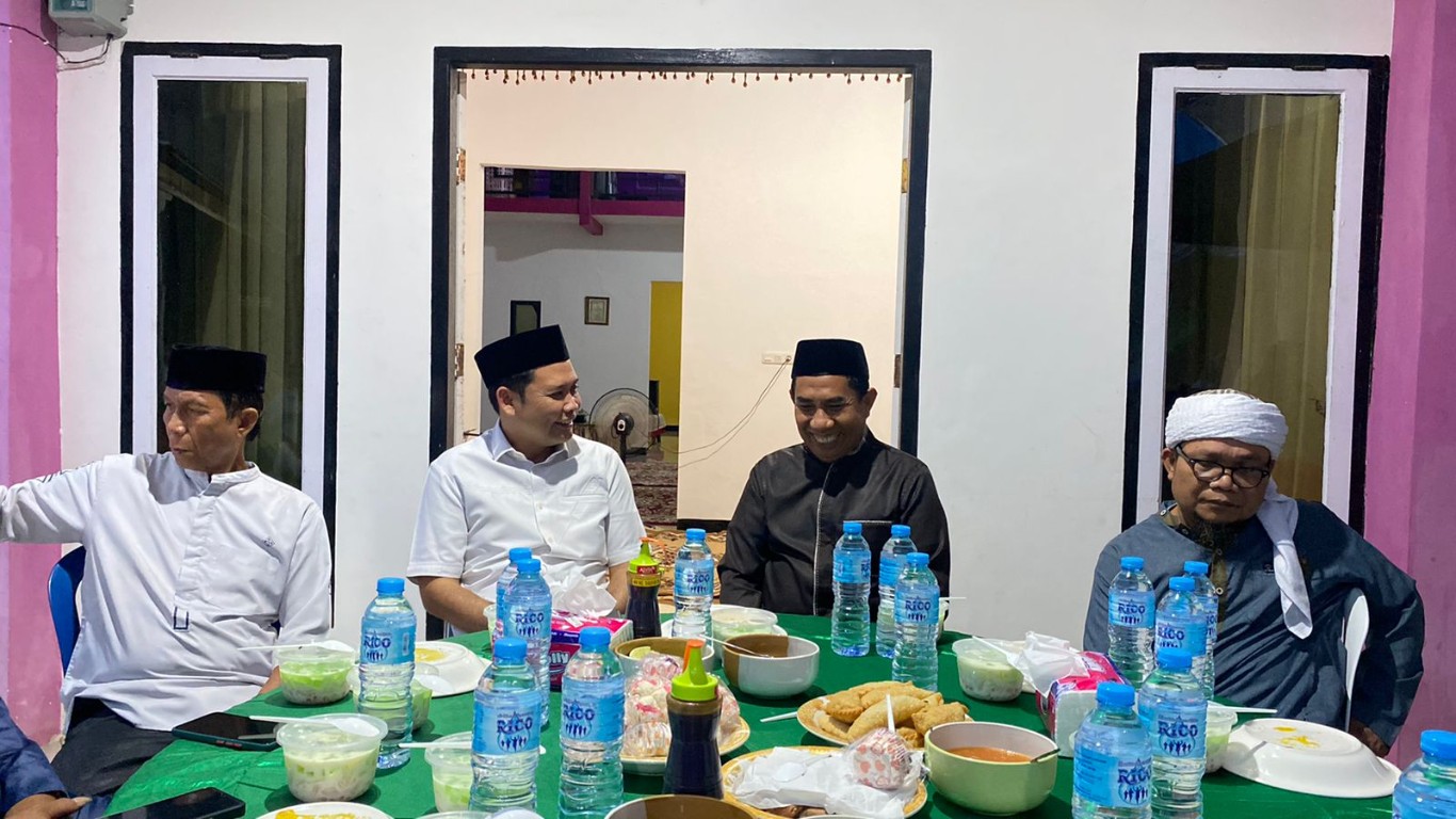 IST SILATURAHMI--Bakal calon bupati Hengky Yasin berbicang dalam kegiatan silaturahmi bersama mantan Wakil Bupati Takalar H Ahmad Daeng Se're   