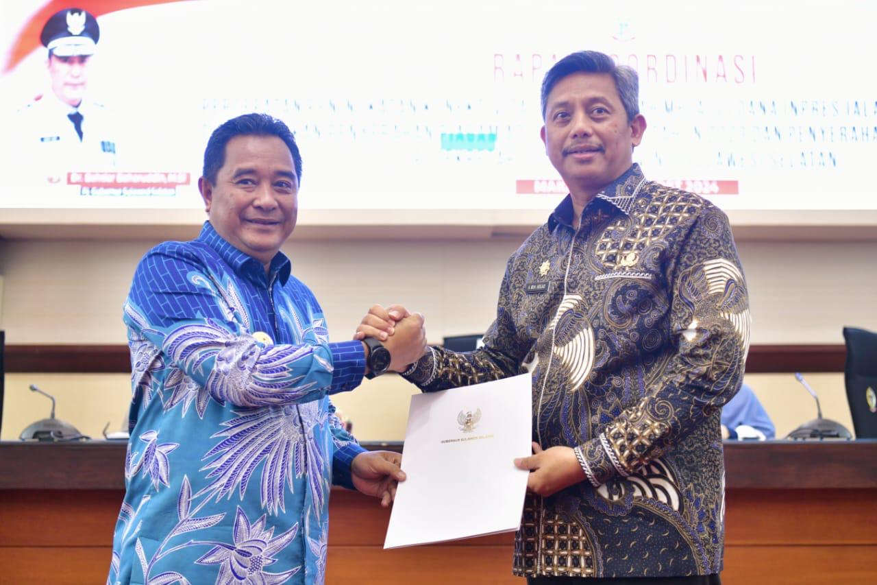 IST PJ SEKPROV-Pj Gubernur Sulsel Bahtiar Baharuddin menyerahkan SK kepada Pj Sekprov Andi Muhammad Arsjad. Ini merupakan yang ketiga kalinya Arsjad menjadi Pj Sekprov. 