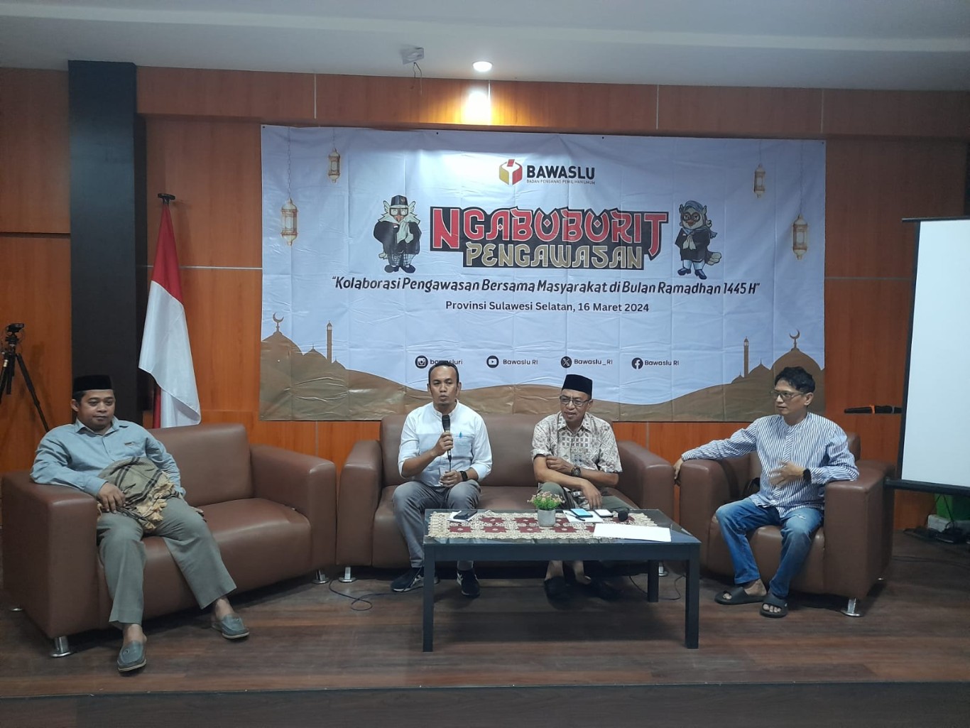  IST PENGAWASANJ--Bawaslu RI menggelar Ngabuburit pengawasan "Kolaborasi Pengawasan Brrsama Masyarakat dibulam ramadan 1445 H di gedung Bawaslu Sulsel, Sabtu (16/3).