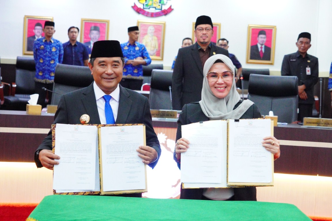 IST MEMPERLIHATKAN--Pj Gubenrur Sulsel Bahtiar Baharuddin bersama Ketua DPRD Sulsel Andi Ina Kartika memperlihatkan empat Ranperda yang telah disahkan menjadi Perda