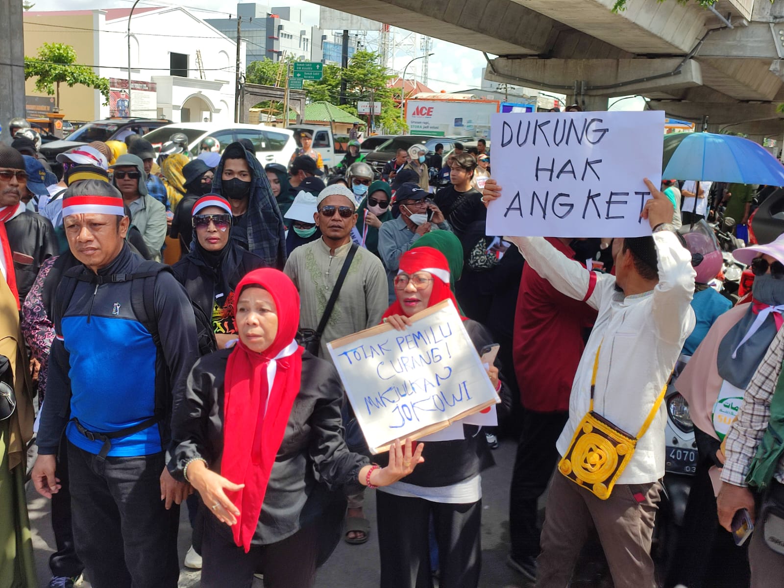 IST EMAK TURUN KEJALAN--Sejumlah emak-emak ikut turun ke jalan sambil membawa spanduk bertuliskan tuntutan mereka di depan Gedung KPU dan Bawaslu Sulsel, Jumat (1/3)